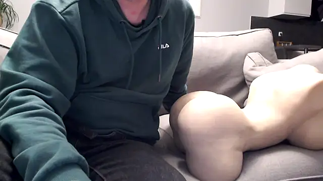 freddy0222222 online show from April 12, 2026, 8:01 pm