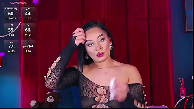 Snapshot of MadyLuxxx chatting on November 5, 2025, 8:23 pm MadyLuxxx online show from November 5, 2025, 8:23 pm