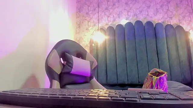 nalalye cruzz  online show from September 9, 2025, 3:16 am