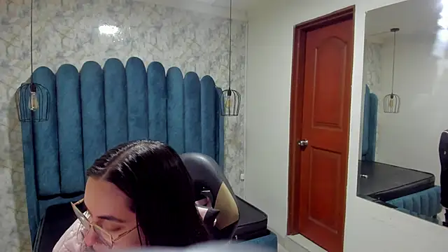 nalalye cruzz  online show from October 19, 2025, 3:31 am