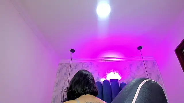 nalalye cruzz  online show from February 12, 2026, 2:33 am