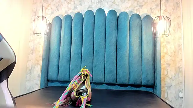 nalalye cruzz  online show from September 19, 2025, 2:37 am