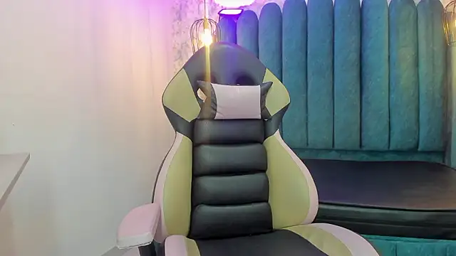 nalalye cruzz  online show from March 18, 2026, 2:26 am