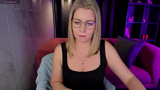 Annie Light online show from March 7, 2025, 12:01 pm