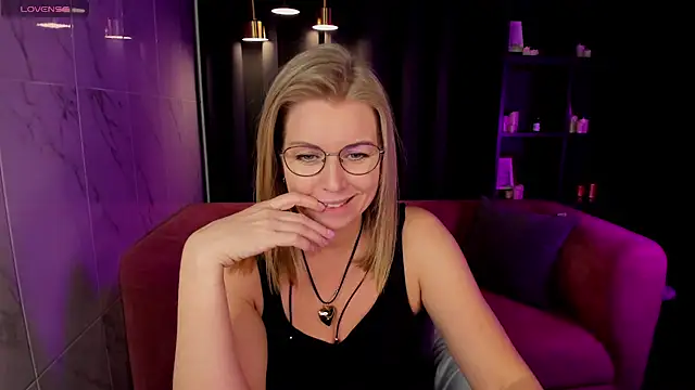 Annie Light online show from February 28, 2025, 11:58 am