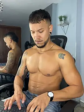 ARON TAYLER01 online show from March 18, 2025, 12:39 pm