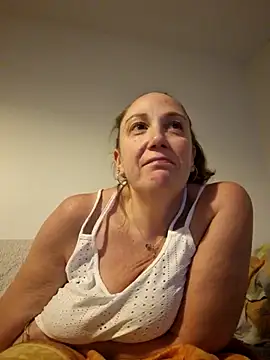 Snapshot of Wisie_Cutie chatting on October 31, 2025, 11:00 pm Wisie Cutie online show from October 31, 2025, 11:00 pm