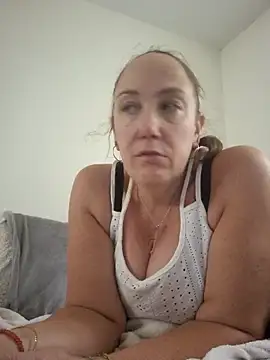 Snapshot of Wisie_Cutie chatting on October 20, 2025, 1:55 pm Wisie Cutie online show from October 20, 2025, 1:55 pm