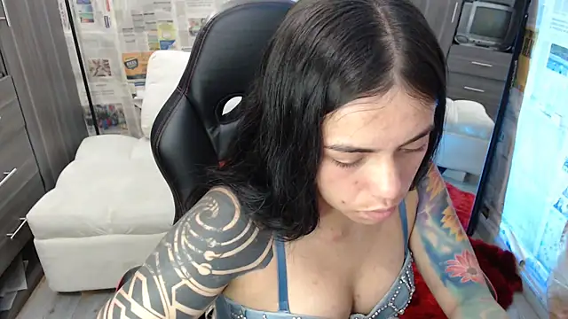 Snapshot of i_am_nina_ chatting on October 25, 2025, 2:11 am i am nina online show from October 25, 2025, 2:11 am