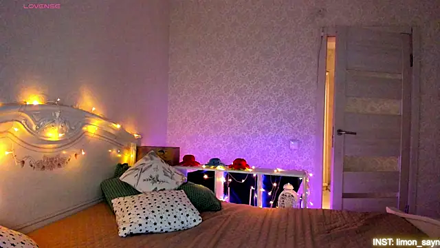 LillyMoure  online show from April 8, 2026, 11:50 pm