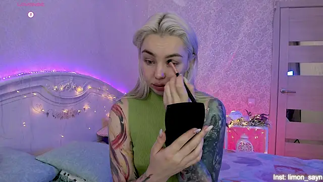 LillyMoure  online show from November 2, 2025, 11:21 pm