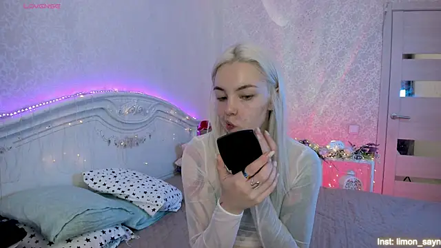 LillyMoure  online show from September 21, 2025, 11:32 pm