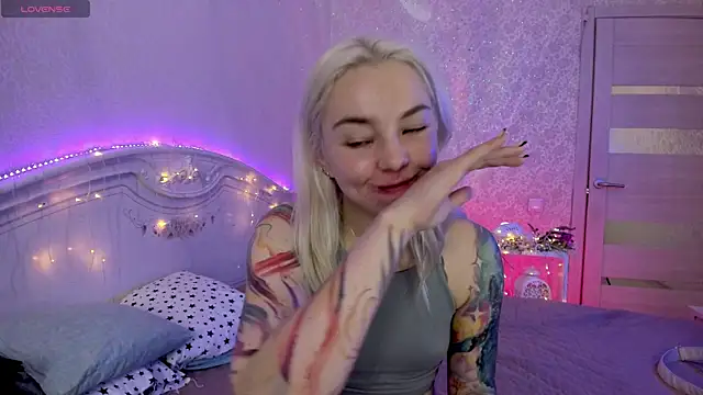 LillyMoure  online show from September 25, 2025, 1:00 am