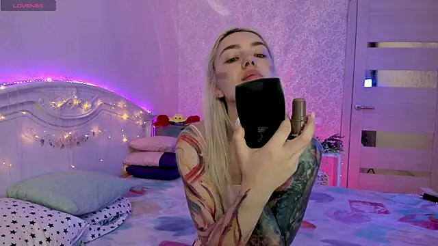 LillyMoure  online show from October 13, 2025, 11:27 pm