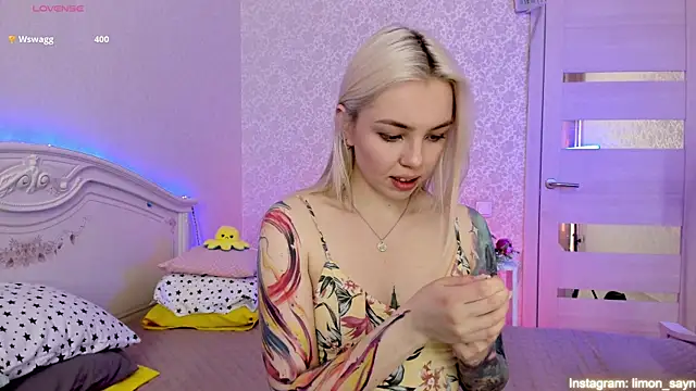 LillyMoure  online show from March 19, 2025, 2:59 am