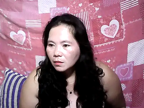 Snapshot of Cutehornywetmom chatting on June 7, 2026, 2:33 pm Cutehornywetmom online show from June 7, 2026, 2:33 pm
