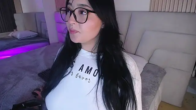 Snapshot of Miss_Loise chatting on November 18, 2025, 5:22 am Miss Loise online show from November 18, 2025, 5:22 am