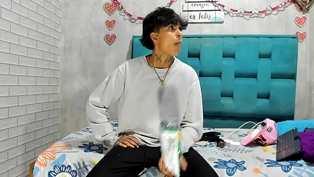 chicamir22 online show from October 5, 2025, 12:01 am