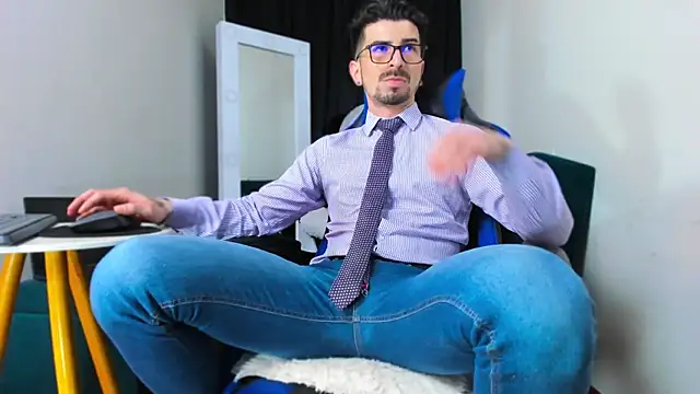 LiamCossio  online show from January 11, 2025, 10:51 pm