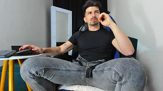 LiamCossio  online show from January 10, 2025, 6:42 am