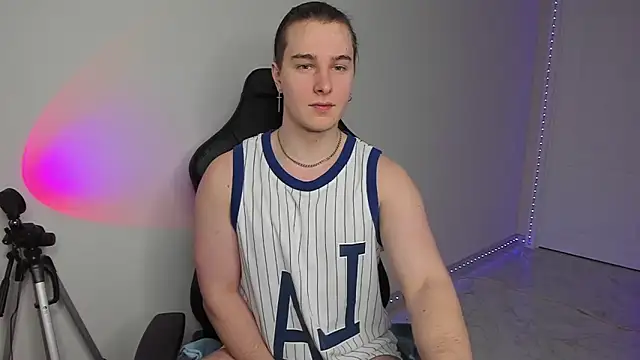 Snapshot of Vincent_Strong chatting on February 8, 2025, 3:00 pm Vincent Strong online show from February 8, 2025, 3:00 pm