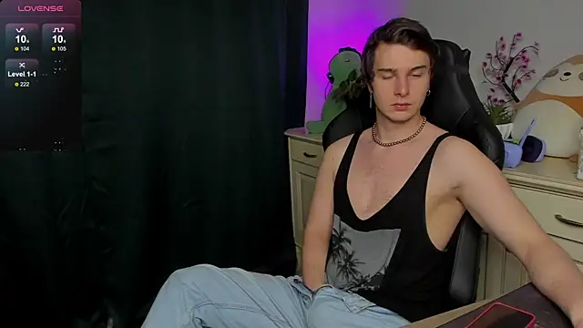 Snapshot of Vincent_Strong chatting on October 25, 2025, 8:35 am Vincent Strong online show from October 25, 2025, 8:35 am