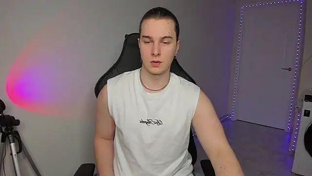 Snapshot of Vincent_Strong chatting on February 2, 2025, 1:19 pm Vincent Strong online show from February 2, 2025, 1:19 pm