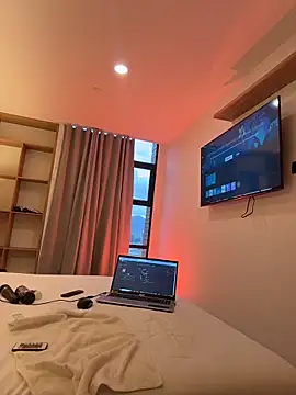 zafiro mo0n online show from April 4, 2026, 10:27 pm