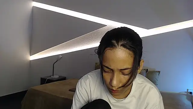 hot little bunny online show from October 8, 2025, 9:59 pm