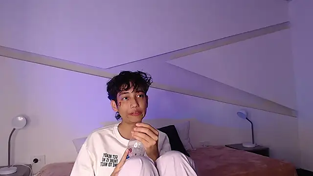 hot little bunny online show from March 1, 2025, 12:28 am