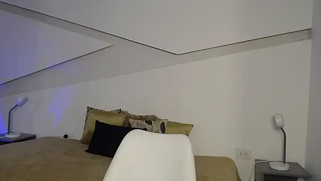 hot little bunny online show from October 14, 2025, 8:53 pm