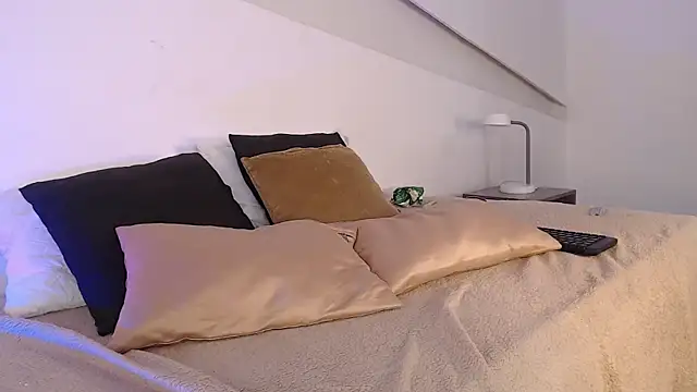 hot little bunny online show from March 13, 2025, 12:27 am