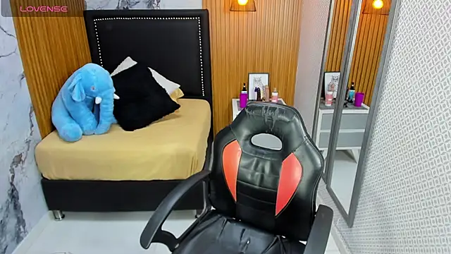 LORENADAVIES online show from November 8, 2025, 12:42 pm