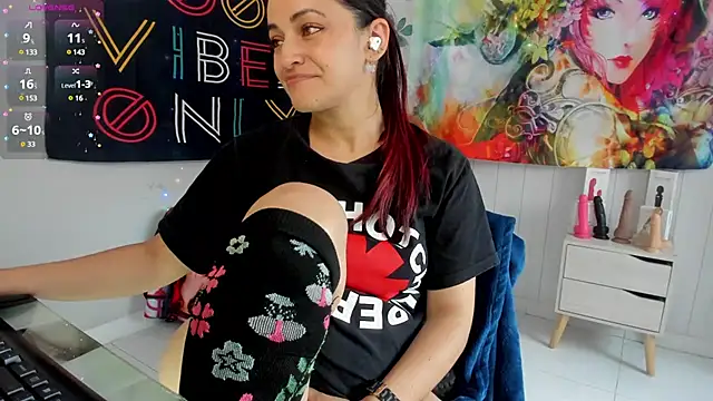 LovelyAzucena online show from March 13, 2025, 6:01 pm