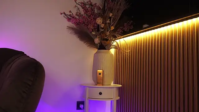 KimyBroox online show from April 17, 2026, 8:55 pm