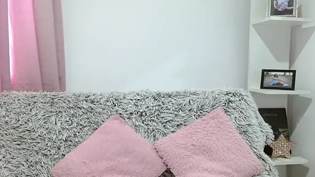 aliicee m online show from September 18, 2025, 6:22 pm