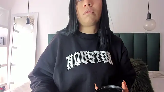 Im Maite online show from March 18, 2025, 3:01 pm