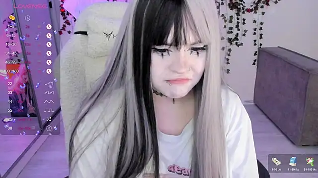 SelenaCute online show from November 3, 2025, 12:09 pm