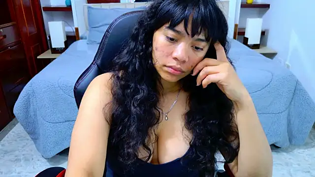 laureentt  online show from November 5, 2025, 3:09 am