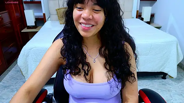 laureentt  online show from December 18, 2025, 3:11 am