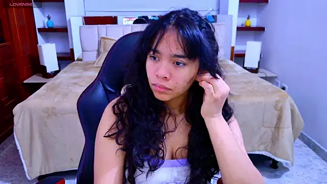 laureentt  online show from October 7, 2025, 3:18 am