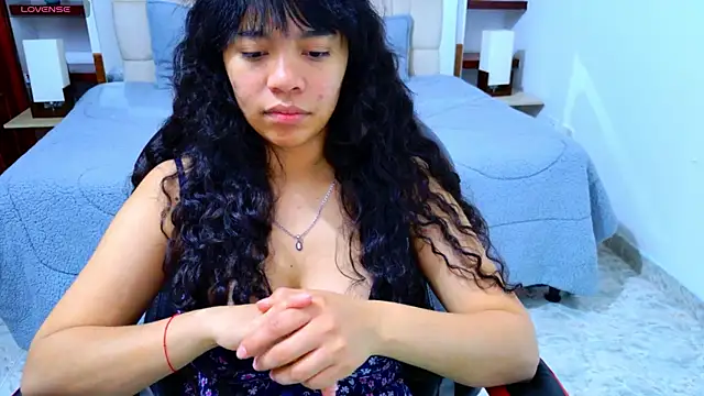 laureentt  online show from November 18, 2025, 3:10 am