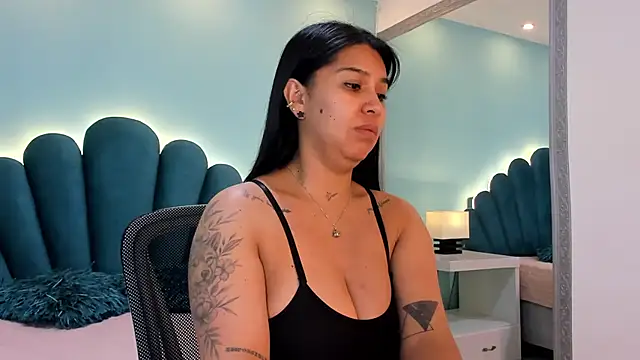 sharlott18 online show from November 26, 2025, 12:38 pm