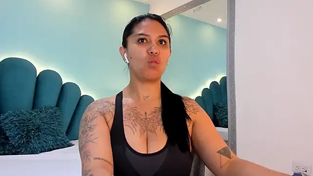 sharlott18 online show from January 13, 2026, 12:31 pm