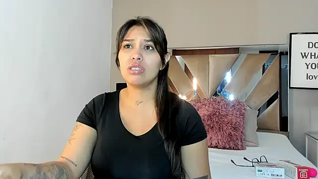 sharlott18 online show from December 25, 2024, 1:51 pm