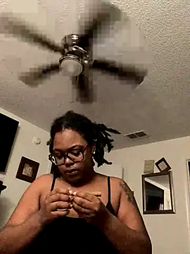 SweetHoneyBunz online show from November 7, 2025, 5:17 pm