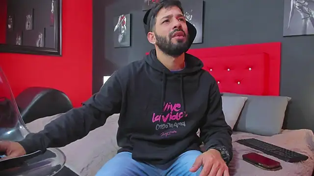 Snapshot of Thiagogomez chatting on October 11, 2025, 12:28 pm Thiagogomez online show from October 11, 2025, 12:28 pm