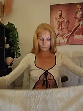 LessiaMia online show from May 18, 2026, 7:40 pm