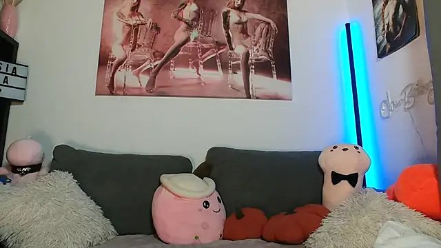 LessiaMia online show from October 8, 2025, 3:46 pm