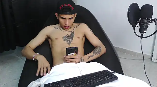 Snapshot of hot_king20 chatting on February 26, 2025, 7:45 am hot king20 online show from February 26, 2025, 7:45 am